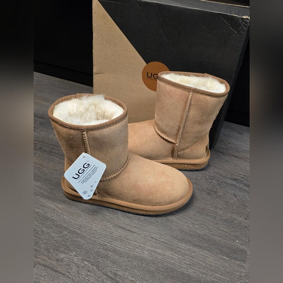 UGG Shoes - UGG Short Classic Boot Womens Size 5 BNIB Chestnut